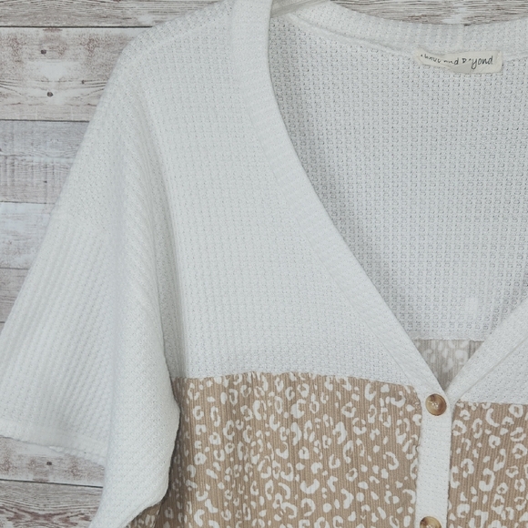 Women's White and Tan Button-Down Top - Picture 4 of 6